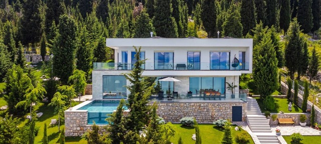 Horizon Villa | Luxurious Lakefront Retreat