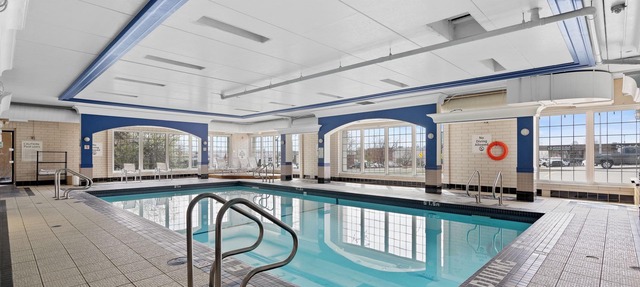 Hotel King Suite with Parking, AC, Gym, Pool
