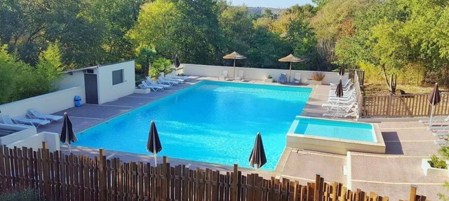 CASA 4A - Terraza, muebles de jardín, hermosa vista, piscina, entretenimiento de verano.