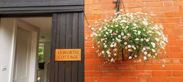 IXWORTH COTTAGE, pet friendly, with a garden in Ottery St Mary