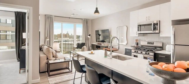 King 1BR Apt w/ Cozy Den & Luxury Amenities