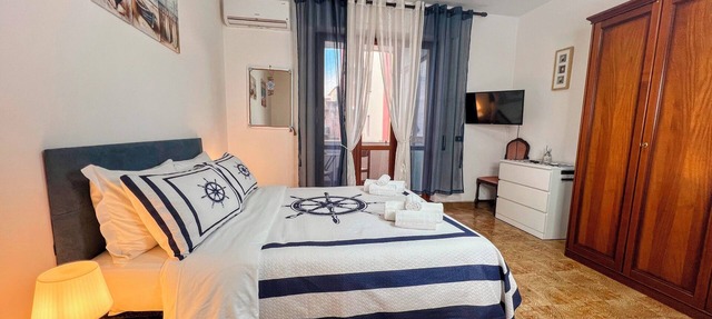 Large Apartment in Tropea Center for max 10 people, free parking, near station