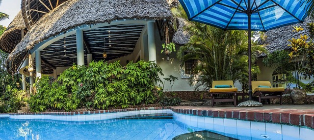 Villa, lujo, piscina, casa de huéspedes, chef, jardinero, empleada, en la playa