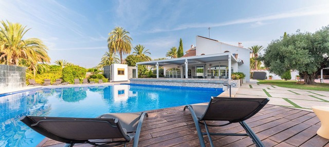 Large villa with huge garden and swimming pool, perfect for groups and events