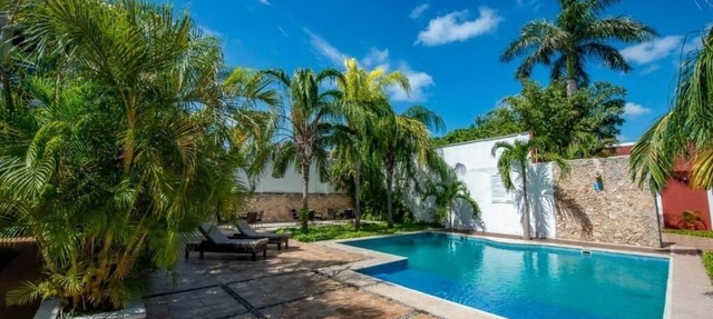 Local Charm in Mérida: King Room Stay w/ Pool, Relaxing Courtyard & Local Vibes