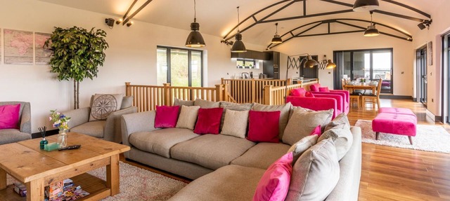 Lower Lodge Barn - sleeps 8 guests in 4 bedrooms