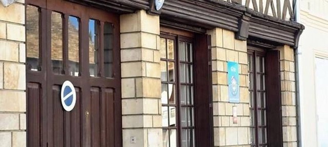 Medieval inn in Houdan with enclosed garden, pets allowed, WiFi and secure parking