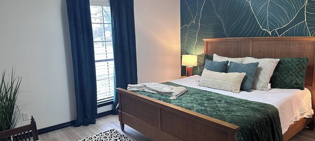 Modern Colorful 3 Bedroom Retreat a block off the Square in Saint Jo