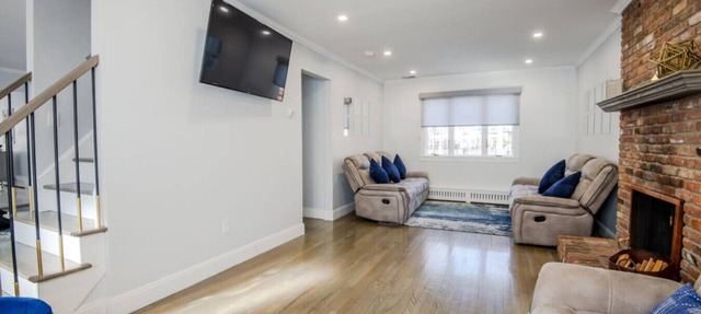 Modern Home w. Large Dining Area | Playset & WiFi