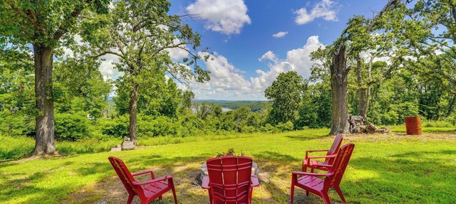 Near Table Rock Lake: Family Home w/ Deck & Views
