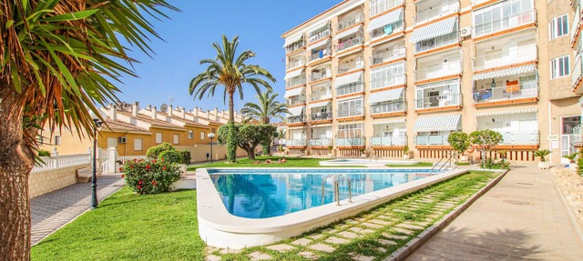 Bonito apartamento en Arenales del Sol con piscina.