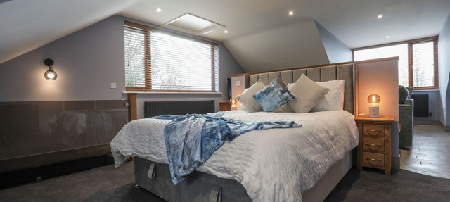 Oak View Lodge, Suffolk Retreat | Parking & WiFi Included