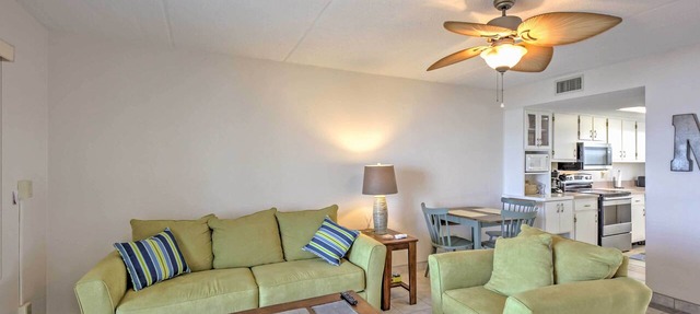 Frente al mar Ormond Beach Condo w / Balcón y piscina!