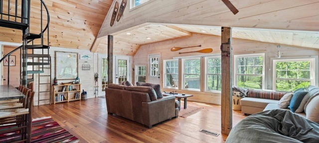 One-of-a-kind mountain cabin w hot-tub, near the Shenandoah NP