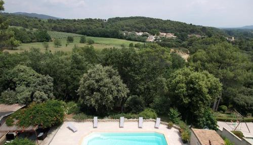 Pleasant part of house with pool to share in Vaucluse, 4/6 people