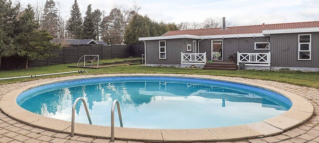 Casa de la piscina con cancha de petanca