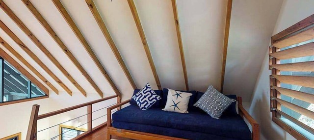 Quiet treehouse cabana with veranda, hammock, WiFi & partial AC - walk to beach