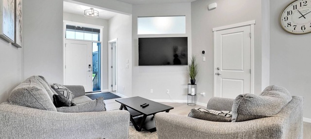 New Stylish 4Bdr/5Bed/2.5Bath/Well Equiped For Remote Work/Lake Access/Games