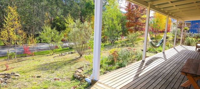 Riverview Cottage - cosy home on the river walk