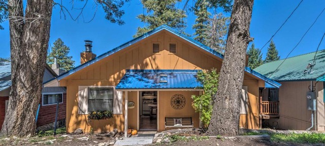 Rustic Cloudcroft Cabin with Hot Tub and Fireplace!