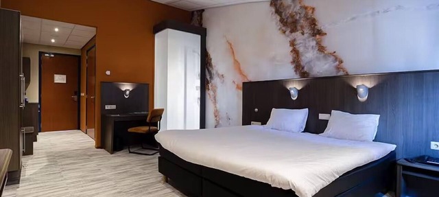 Relax by the Outdoor Pool, Play Mini Golf, and Enjoy Free Parking for Your Stay