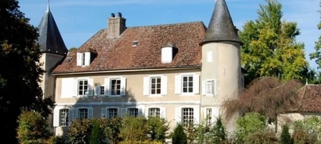 Pequeño Castillo Francés en la Profunda Campiña Francesa, Pero a una Hora de Calais