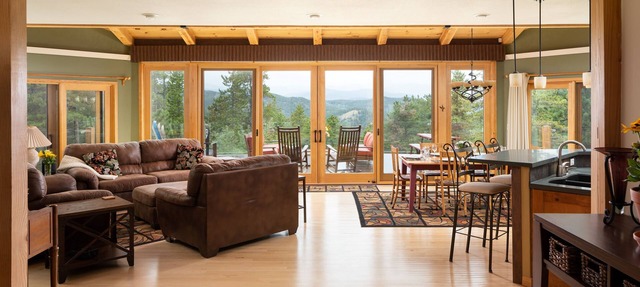 Spacious 4 BR mountain home with pool table, hot tub, and incredible views