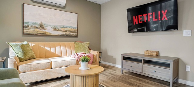 Spacious Riverfront DT Condo: 3 Beds, AC, Heated Parking, Stampede & Saddledome