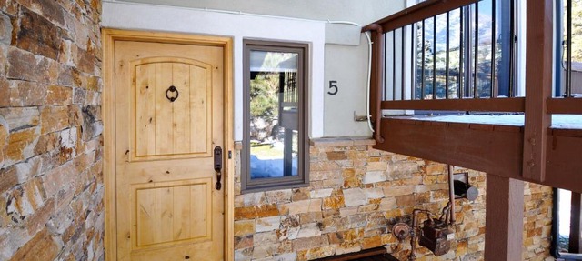 Spectacular Remodeled 5 Bedroom Matterhorn home w/ Hot Tub and Ski Lockers!