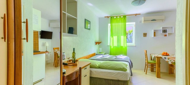 Studio apartment with garden, on 5 min walking to the Bacvice beach