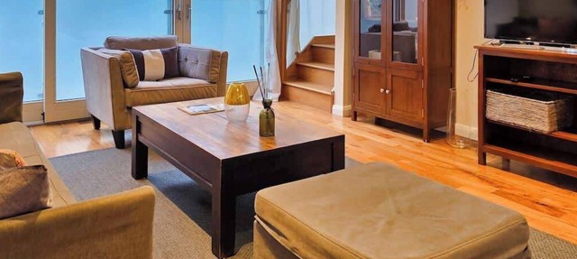 Stylish 2-Bed Designer Mews with Roof Terrace, Ensuite & Balcony, D2