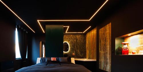 Suite Dark Luxe avec Écran géant de cinéma et jacuzzi