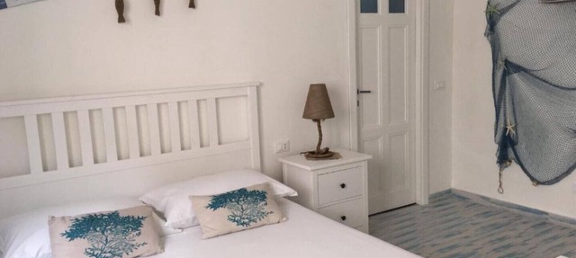 Superior room with private bathroom 100 meters from the sea