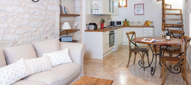 The Mews, Puligny-Montrachet. Confort, encanto, alegre, granero restaurado, 2 plazas.