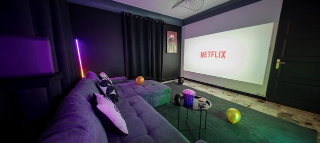 The Private Lounge – Cinema, Billiards & Garden
