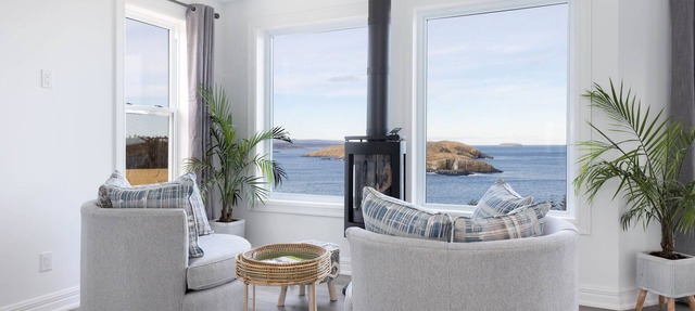 The Puffin Burrow/Luxury Suite with Salt water Hot tub & Ocean views