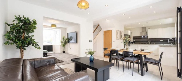 The Wilmslow House Free Parking - Close to Airport