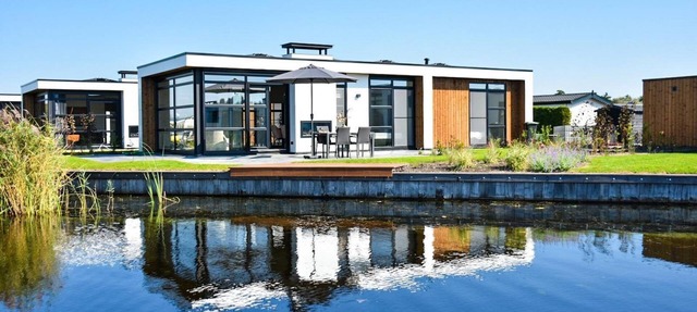These luxurious, nice, and detached vacation villas for 4 people all have a unique view of the water. The luxurious villa offers lots of privacy, a high comfort level, and has a spacious, hardwood outdoor deck. All ingredients to enjoy an amazing tim