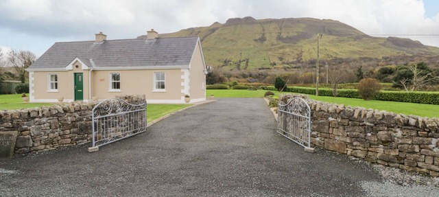TIEVE BAUN, country holiday cottage in Kinlough, County Leitrim