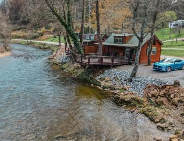 Tiny Bearadise - Riverfront Cabin, Deck, Fire Pit & Near the Smoky Mountains!