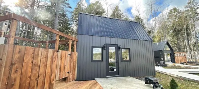 “Tiny Two” (Private hot tub).
