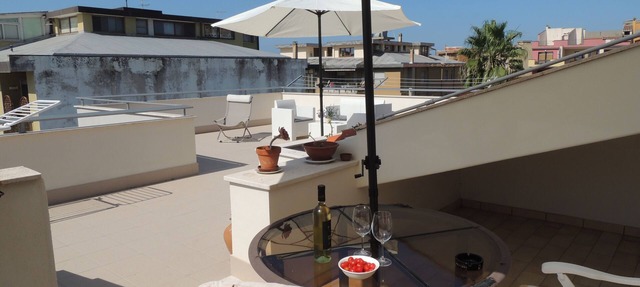 ático ático con terraza en el centro histórico a 3 km de la playa