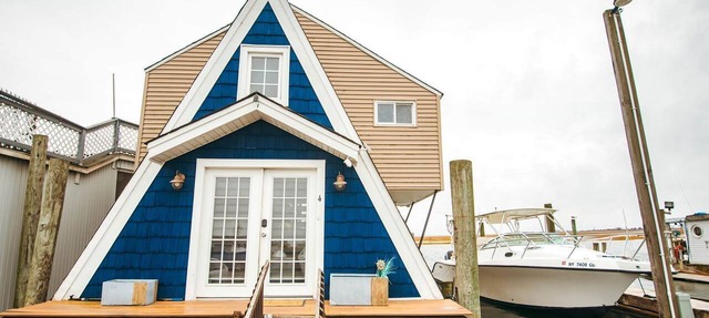 Unique Cozy A-Frame Houseboat Close to Jones Beach for an Unforgettable Coastal Getaway in Seaford, New York