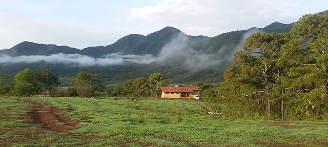 Única casa ecológica en las montañas con vistas a un lago.