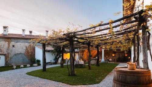 Vila Kobdilj 1835 Historic Homestead with Shared Courtyard