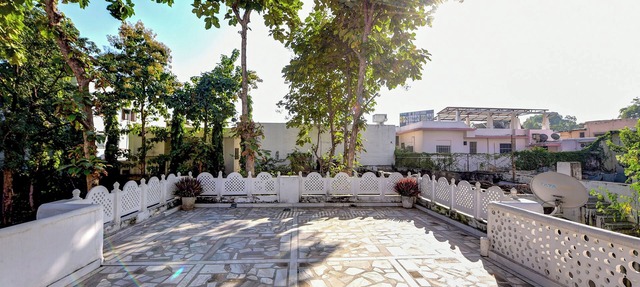 Villa 10 Para - 2BHK City Center Stay Balcony Green Surroundings 4 Pax