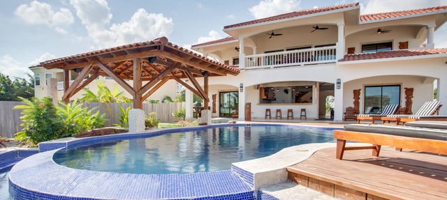 Villa Groovy Gecko, Awesome 5 bedroom ocean beach front villa with private chef