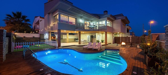 Villa "Luxury Rock TIRRI" con piscina privada, terraza cubierta y Wi-Fi