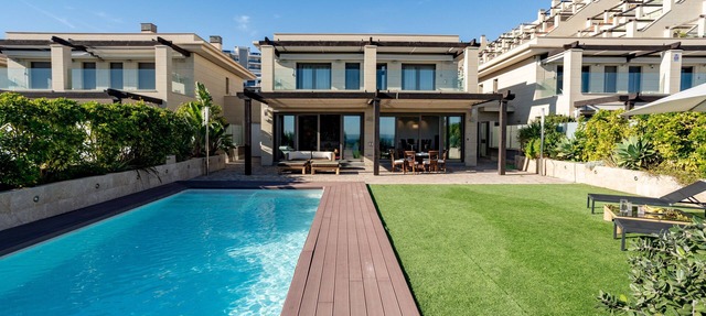 Villa 'Mediterranean Beach' con vistas al mar, Wi-Fi y aire acondicionado