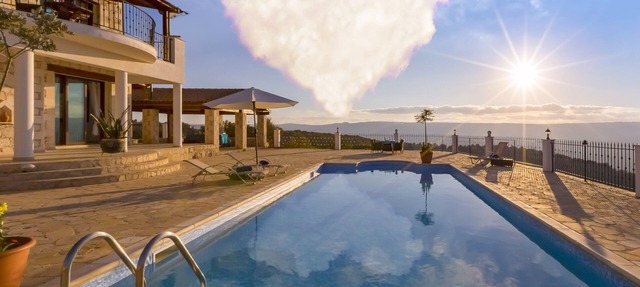 Villa Peristerona Hills - Una villa aislada de piedra que tiene capacidad para 6 personas en 3 dormitorios